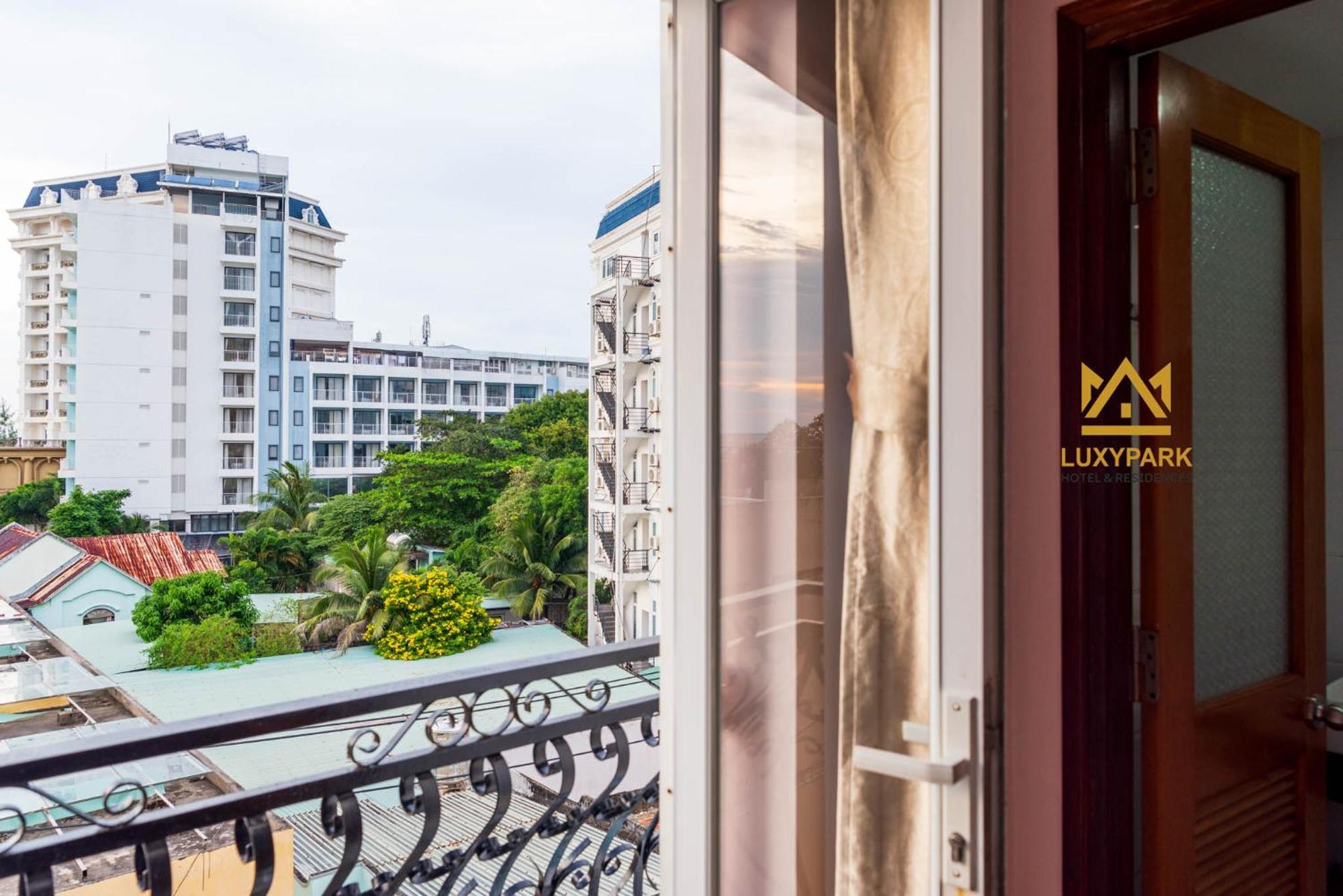 Luxy Park Hotel - Phu Quoc Centre Экстерьер фото